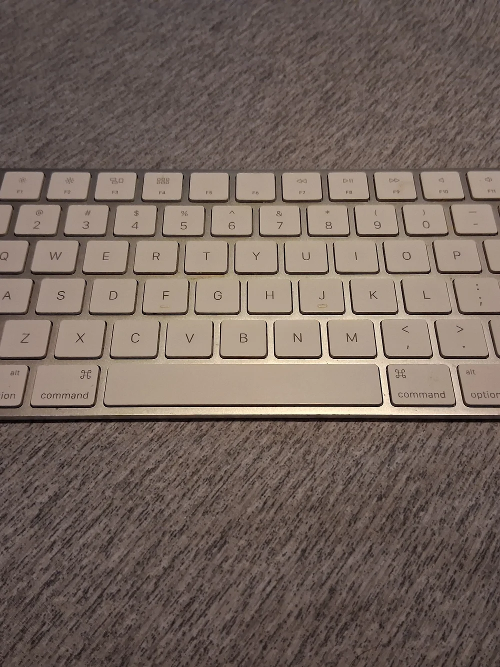 Apple Wireless Compact Keyboard in Silver and White